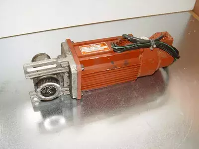 Yaskawa USASEM-13YR11 AC Servo Motor 